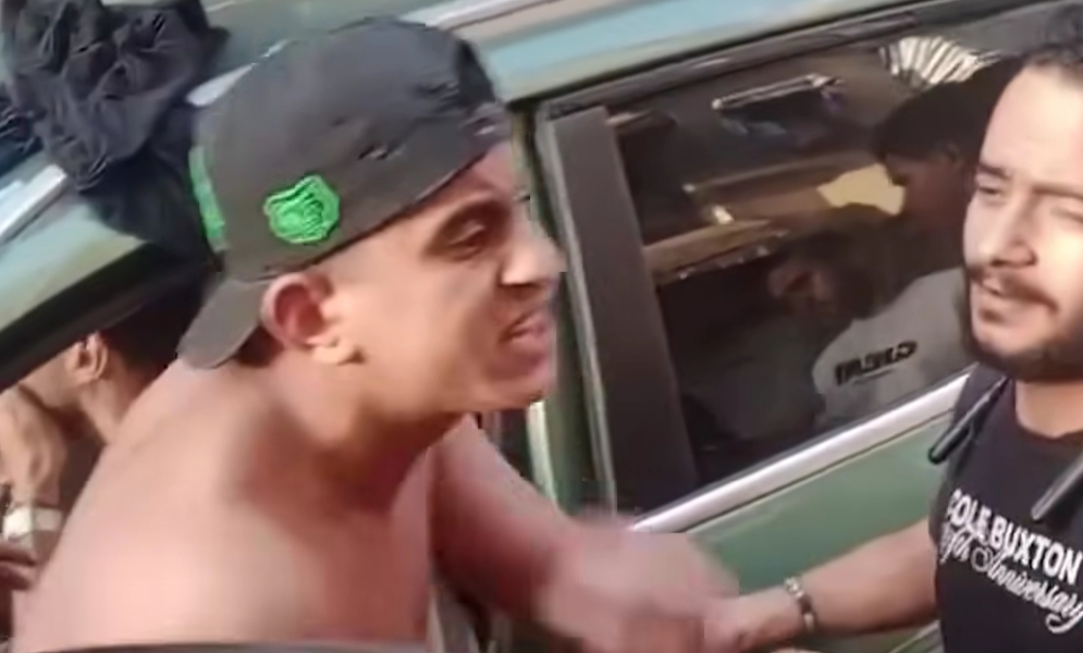 الأمن يفحص فيديو لــ شاب يخلع ملابسه ويتعدى على المارة في المنيب