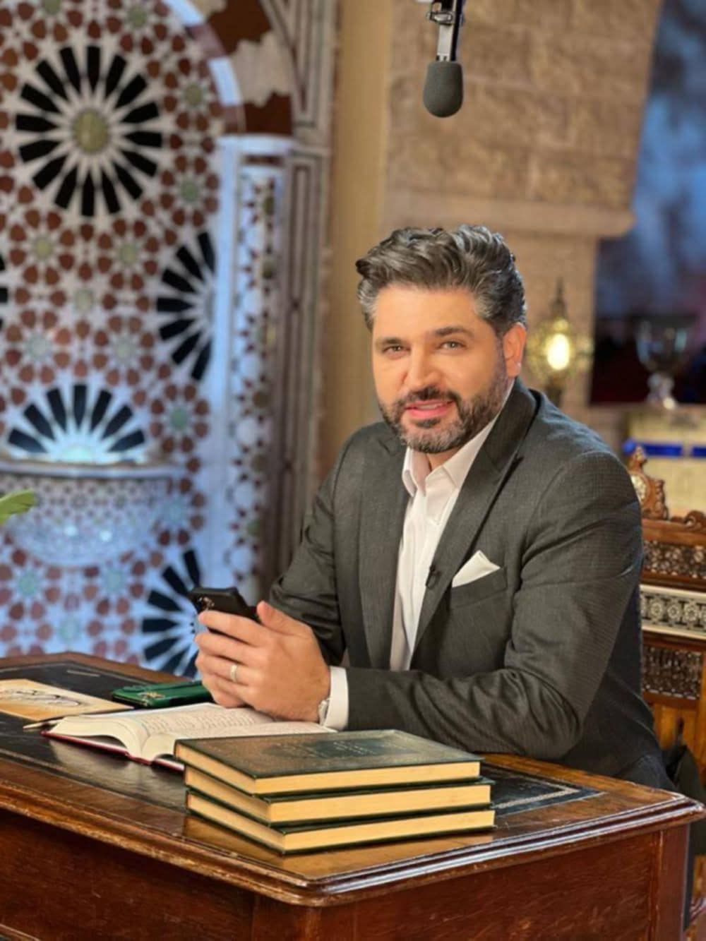 وزير الثقافة السوري وسلوكه المتواضع لمحة نادرة نراها في الدوائر الحكومية الأوروبية