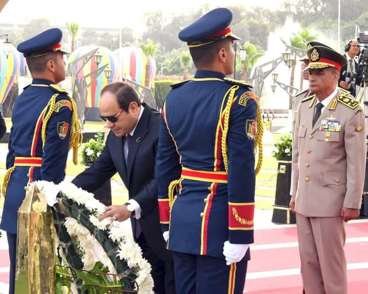 الرئيس السيسى يضع إكليلا من الزهور على النصب التذكارى للجندى المجهول بمناسبة أعيد تحرير سيناء 