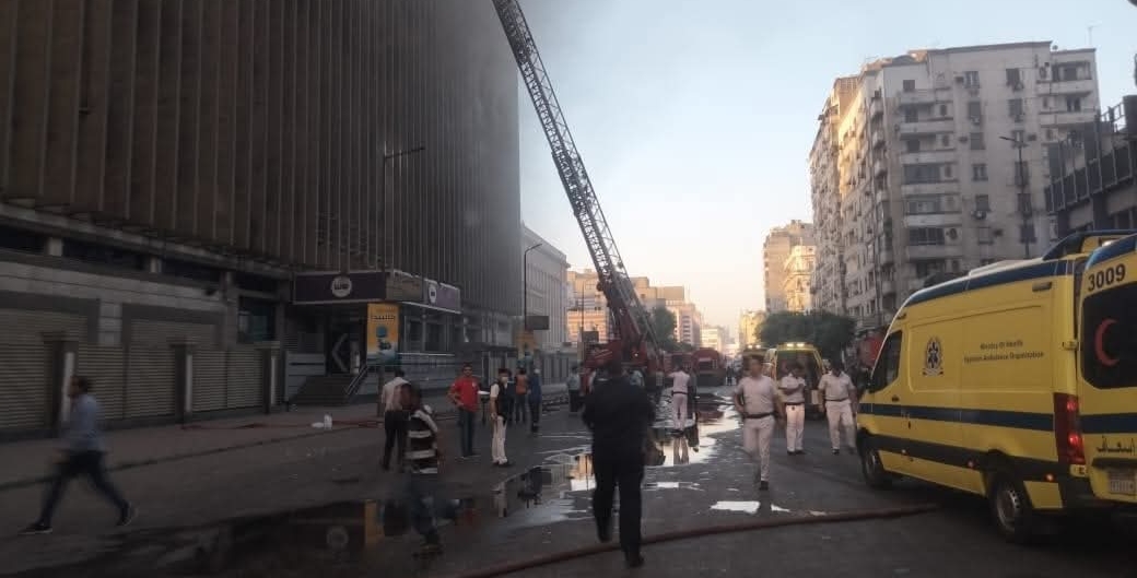 احتواء حريق اندلع في مبنى سنترال رمسيس المركزي بحي الأزبكية بوسط القاهرة